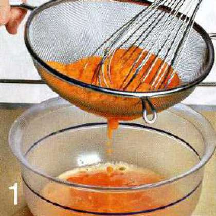 Морковь почистить, растереть на терке,  положить в сито и отжать сок. Можно  использовать соковыжималку.