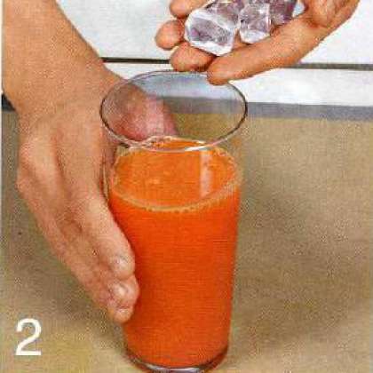 перелить морковный сок по заранее охлажденным бокалам и добавить кубики льда.