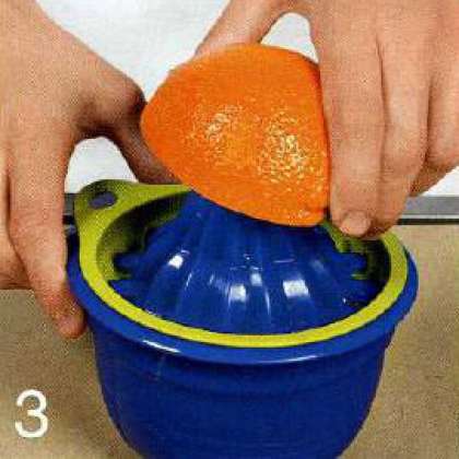 Апельсин помыть, поделить на две половинки  и с помощью соковыжималки для цитрусовых выжать сок. Влить сок в бокалы и перемешать.
