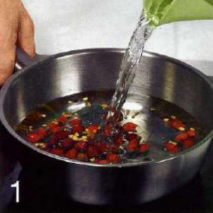 Сушеные плоды шиповника вымыть, залить 3 стаканами кипящей воды, хорошенько накрыть и настаивать около часа, после откинуть на дуршлаг и процедить.