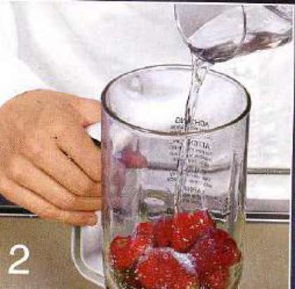 Положите клубнику в чашу блендера,  влейте ром, сок лайма, апельсиновый ликёр, сахар и кубики льда. Измельчить до однородного состояния.  Разлить по бокалам. Отложенные ягоды разрезать пополам и украсить коктейли.