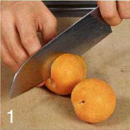 Персики обдать кипятком и снять  кожицу. Порезать четвертинками, очистить от косточек и поместить в морозильную камеру минимум на 2 ч.