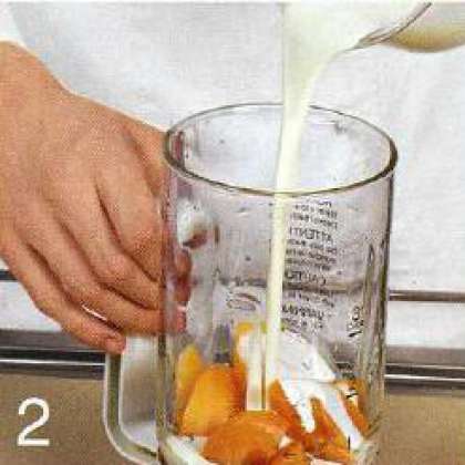 Взбить в блендере замороженные  персики вместе с йогуртом в однородного состояния. Продолжая взбивать, постепенно добавлять кубики льда.