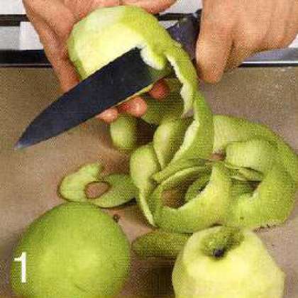 С яблок снять кожицу, порезать на 4 части и вырезать сердцевину. Мякоть порезать тонкими ломтиками.  С апельсина срезать цедру.