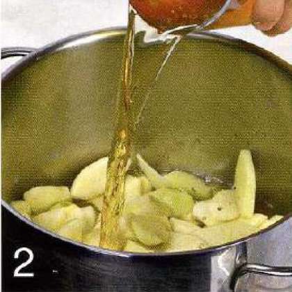 Уложить яблоки в кастрюлю, залить  200 мл белого вина и яблочный сок,  засыпать сахар, корицу, гвоздику и половину апельсиновой цедры. Вскипятить и варить на маленьком огне.  10 мин, пока яблоки не станут мягкими  Убрать с огня.