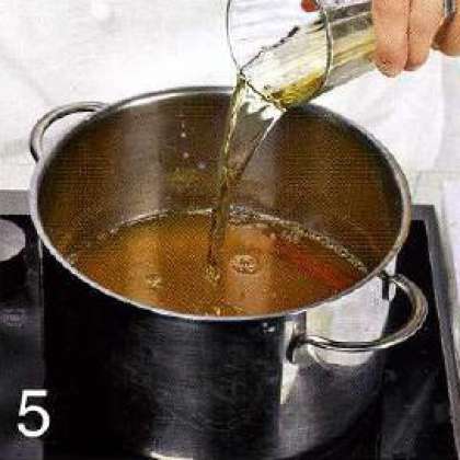 Залить яблочную водку и добавить малину. Накрыть кастрюлю крышкой  и дать постоять, 10-15 мин.