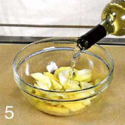 В большую миску влить вино и водку, добавить по кусочку  цедры лимона и лайма, порезанные яблоки, персик, мякоть лайма и лимона. Влить  персиковый сок. Закрыть, убрать в прохладное место на пол суток.