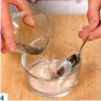 Желатин залить небольшим количеством теплого бульона, когда он набухнет. добавить остальной бульон, тщательно перемешать до полного растворения желатина.