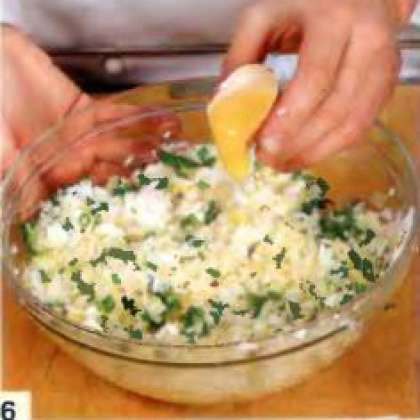 Начинка из риса. Рис отварить до готовности. Зеленый лук нарезать мелко. Яйца, сваренные в крутую, размять вилкой. Все размешать. В каждую из подготовленных начинок вбить по 1 сырому желтку, размешать