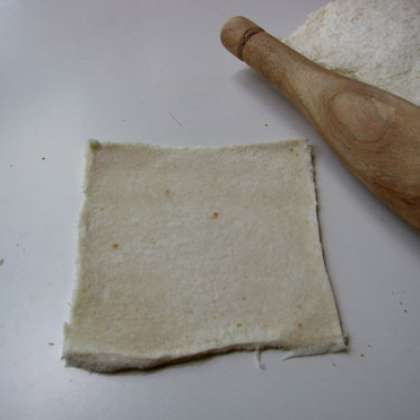 Раскатать кусочки хлеба с помощью скалки.