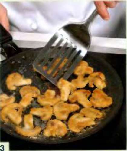 Растительное масло нагреть в сковороде. Обжарить грибы, по 2 мин. с каждой стороны. Разложить на бумажные салфетки, дать стечь лишнему маслу.