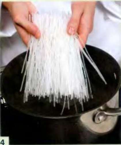 Вскипятить воду, посолить. Рисовую вермишель закинуть в кипяток, варить 4 мин., затем откинуть на дуршлаг и обдать холодной водой.