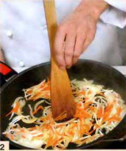 Пока варятся потроха, подготовить овощи. Морковь, сельдерей и лук  почистить, порезать тонкой соломкой  и обжарить в разогретом растительном  масле, 4 мин. Переложить овощи в кастрюлю с бульоном, варить 10 мин.