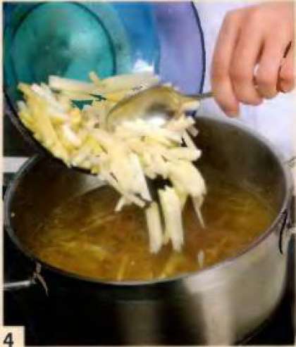 Картофель почистить, порезать соломкой и добавить в суп.  Варить 5 мин.