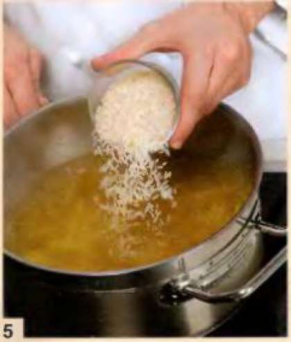 Рис вымыть теплой водой и добавить в суп, варить 7 мин.
