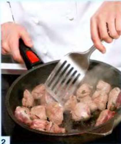 Сильно нагреть сковороду, баранину быстро   обжарить со всех сторон, с каждой стороны  по 3 мин. Переложить  мясо в кастрюлю.