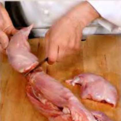 Муку просеять вместе с 1 чайной ложкой соли. Кролика хорошенько промыть, обсушить и порезать на 6-8 порционных кусков. Обвалять куски в муке.