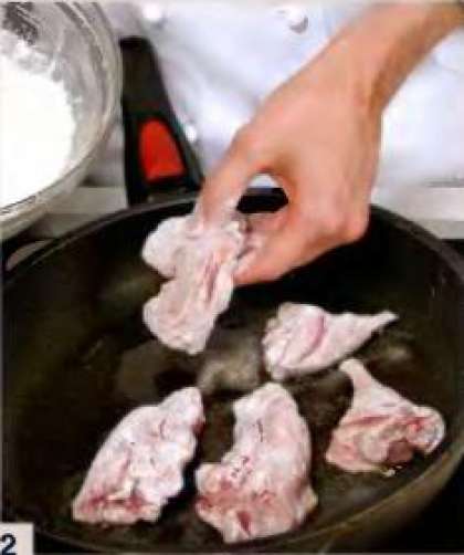 Разогреть в сковороде 2 ст. л. растительного масла. Куски кролика обжаривать по 4 мин. с каждой стороны.