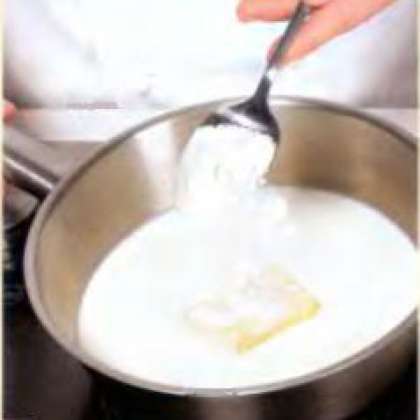 Отделить желтки от белков. В сотейник залить молоко, добавить сливочное масло и муку. Поместить на средний  огонь и готовить, помешивая, до состояния пасты, 3-4 мин. Приправить солью и перцем.