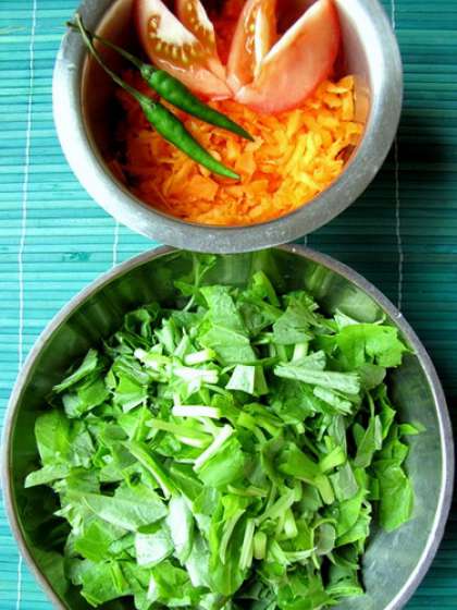 Подготовим ингредиенты к приготовлению блюда. Нарезать 4 чашки зеленого шпината, 2 помидора, натереть 1 морковь и отложить в сторону