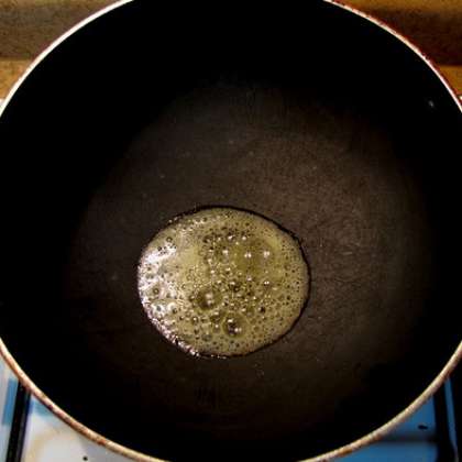Растопите 1 столовую ложку масла в сковороде.