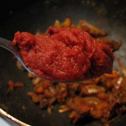 Добавить 1 столовую ложку томатной пасты и хорошо перемешать.