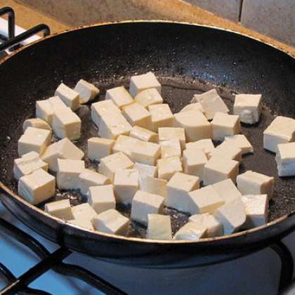 Добавить кубики тофу.