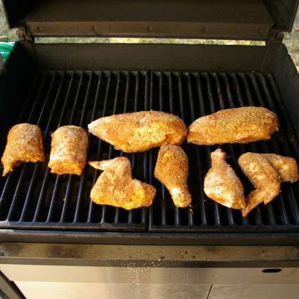 Нагрейте гриль до 190 C. Выкладываем куриные части на решетку. Большие кусочки курицы готовятся медленнее, чем более мелкие куски. Следите за тем, чтобы все получилось равномерно.