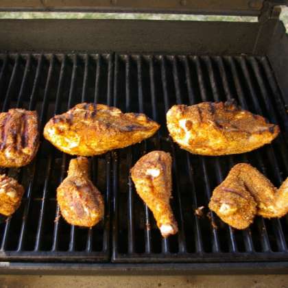 Примерно в течении 30 минут курица должна быть готова. Поджариста и испускать вкуснейший аромат.