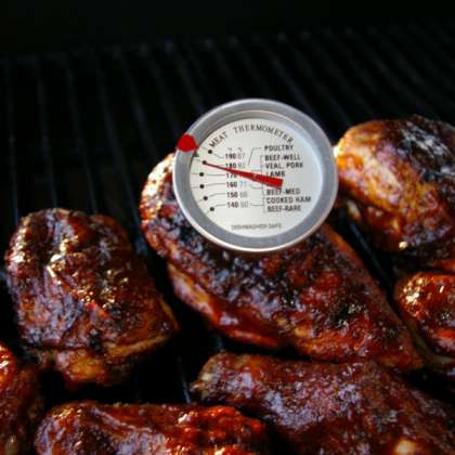 Проверяем готовность курицы с помощью термометра. Внутри мяса должно быть примерно 74 C. Подаем к столу и наслаждаемся восхитительным вкусом!