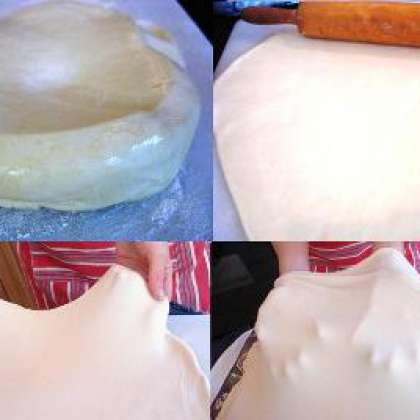 По истечении 1 часа, тесто должно быть твердым и упругим. Посыпьте немного муки на доску, разделите тесто на 2 части и раскатайте тонкие лепешки.