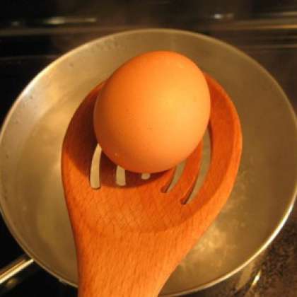 Поместите яйцо в кастрюлю с водой (холодной). Включите плиту.