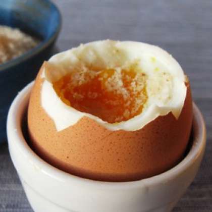 Яйцо сваренное вкрутую можно есть с помощью чайной ложки, не до конца очистив скорлупу.