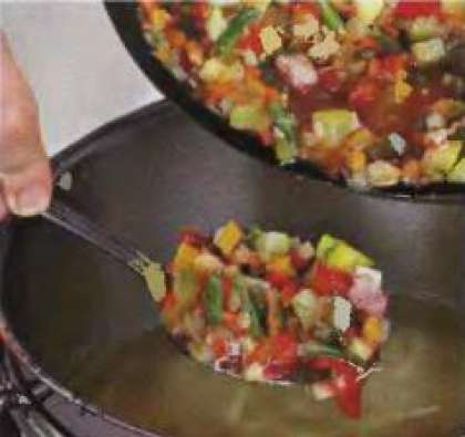 Переложить овощную  смесь из сковороды в кастрюлю  с картофелем и макаронами. Добавить соль по вкусу. Помешать и оставить  на слабом огне.