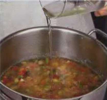 3а пару мин. до окончания готовки супа залить тонкой струйкой  оливковое масло. Помешать. Закрыть крышкой и убрать с огня.