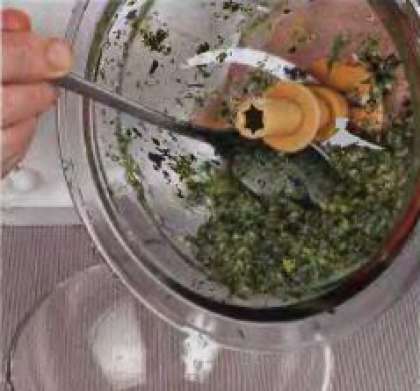 блендера и довести до однородной массы.  Затем залить оливковое масло, вкинуть сыр и взбивать соус в течение  половины минуты. Положить песто в соусник.  Если потребуется немного посолить.  Подавать вместе с горячим супом.
