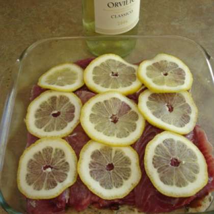 Положите филе на фарш, сверху добавить тонкие кружки лимона. Выпекать в течение 35 минут при 350 ° F.
