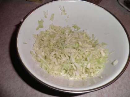 Капусту мелко порезать, посыпать полчайной ложки соли и помять руками, чтобы образовался капустный сок