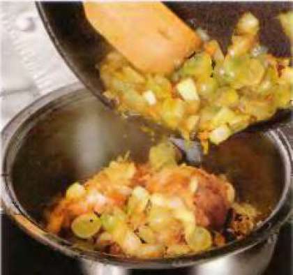 В кастрюлю с курицей поместить соус и тархун, размешать и установить на средний огонь, тушить  с закрытой крышкой 30 минут. За 5 минут. до готовности добавить приправы по вкусу.  Подавать с рисом или тушеными овощами, украсив тархуном.