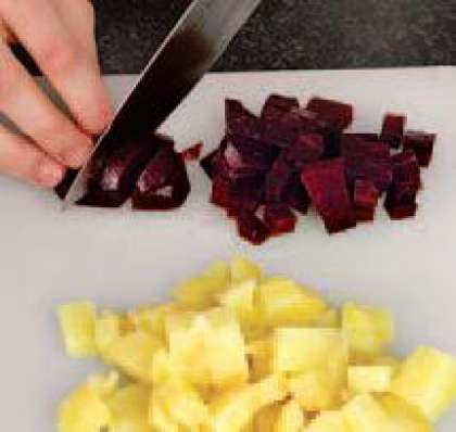 Картофель и свеклу отварить не удаляя кожицу. После готовности очистить от кожуры  и порезать средними кубиками.