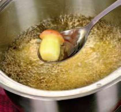 В кастрюле раскалить растительное  масло. Обжаривать в нем грибы маленькими порциями до золотистой  корочки. Можно подавать к столу.