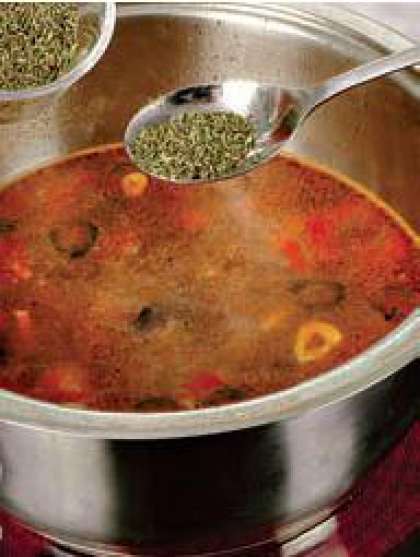 Разогреть оливковое масло, и обжарить подготовленные овощи в течении 2 минут. Приправить сушеным тимьяном, солью, кайенским перцем, перемешать, добавить горячий бульон. Закипятить и варить с закрытой крышкой 5–7 минут.