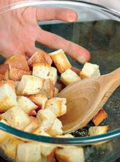 Хлеб нарезать кубиками среднего  размера, выложить на противень. Духовку разогреть до 200 ОС. Кубики  хлеба запекать в духовке 5–7 мин., пока  они не приобретут золотистый цвет. Готовые гренки приправить солью и сушеным  орегано.  Суп подавать горячим, отдельно подать к нему гренки.