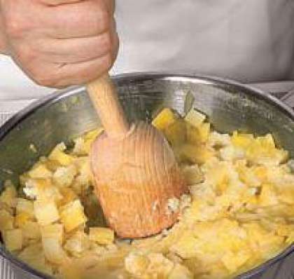 Приготовить гарнир. Картофель  почистить, крупно порезать, варить в подсоленной воде 10 минут.  Добавить очищенные от кожицы и семян  и порезанные кубиками яблоки, посолить и варить еще 10 минут. Удалить излишки жидкости.  Из готовой смеси яблок и картофеля сделать пюре.