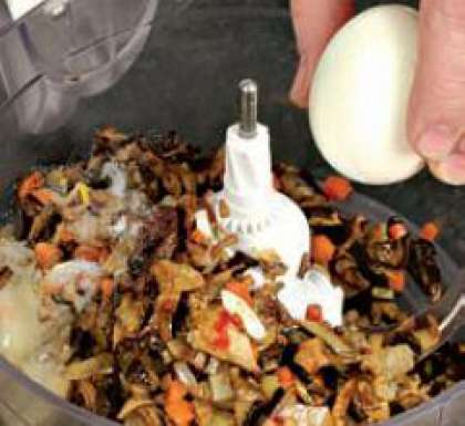 Обжаренные грибы с овощами поместить в миску блендера, положить яйцо,  посолить и добавить перец по вкусу. Довести всё до однородной массы. Добавить майонез и перемешать.  Можно делать бутерброды. Приятного аппетита.