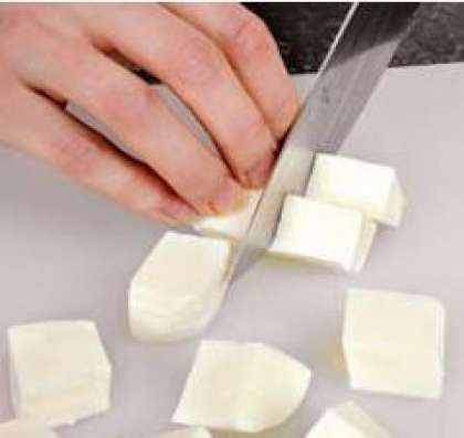 Тофу порезать кубиками со сторонами примерно  2 см. Смешать с соевым соусом.