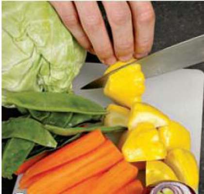 В это время подготовить овощи.  Морковь почистить, порезать длинными соломинками. Стручки гороха вымыть, обсушить. Патиссоны вымыть, порезать на 4 части. С капусты удалить верхние листья, каждый кочан разделить  на 8–10 частей (кочерыжку можно  оставить).