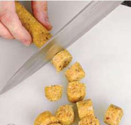 Из готового теста скатать  длинную колбаску толщиной  2–2,5 см. Нарезать ее на куски  шириной 1,5 см. Накрыть их пищевой пленкой.