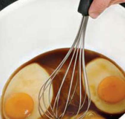 Яйца и 2 ст. л. соевого соуса взбить венчиком до  однородной пышной массы.