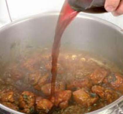 Добавляем соевый соус и вино. Залить такое количество воды, чтобы мясо было полностью  покрыто. Довести до кипения, уменьшить огонь. Готовить в течении 25–30 мин.